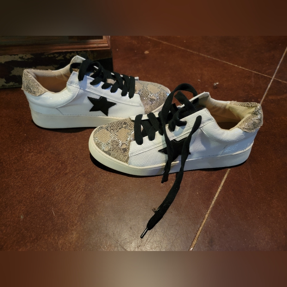 White Raven Sneaker